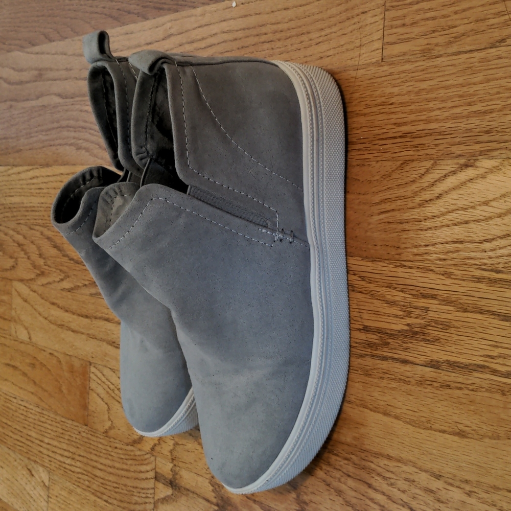 Dolce Vita gray athleisure sneakers size 8